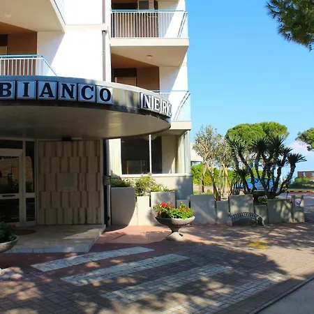 Bianco E Nero Villa Lignano Sabbiadoro Exterior photo
